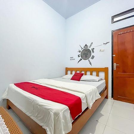 Reddoorz Syariah At Home Ampana Guest House Ampana Kota エクステリア 写真