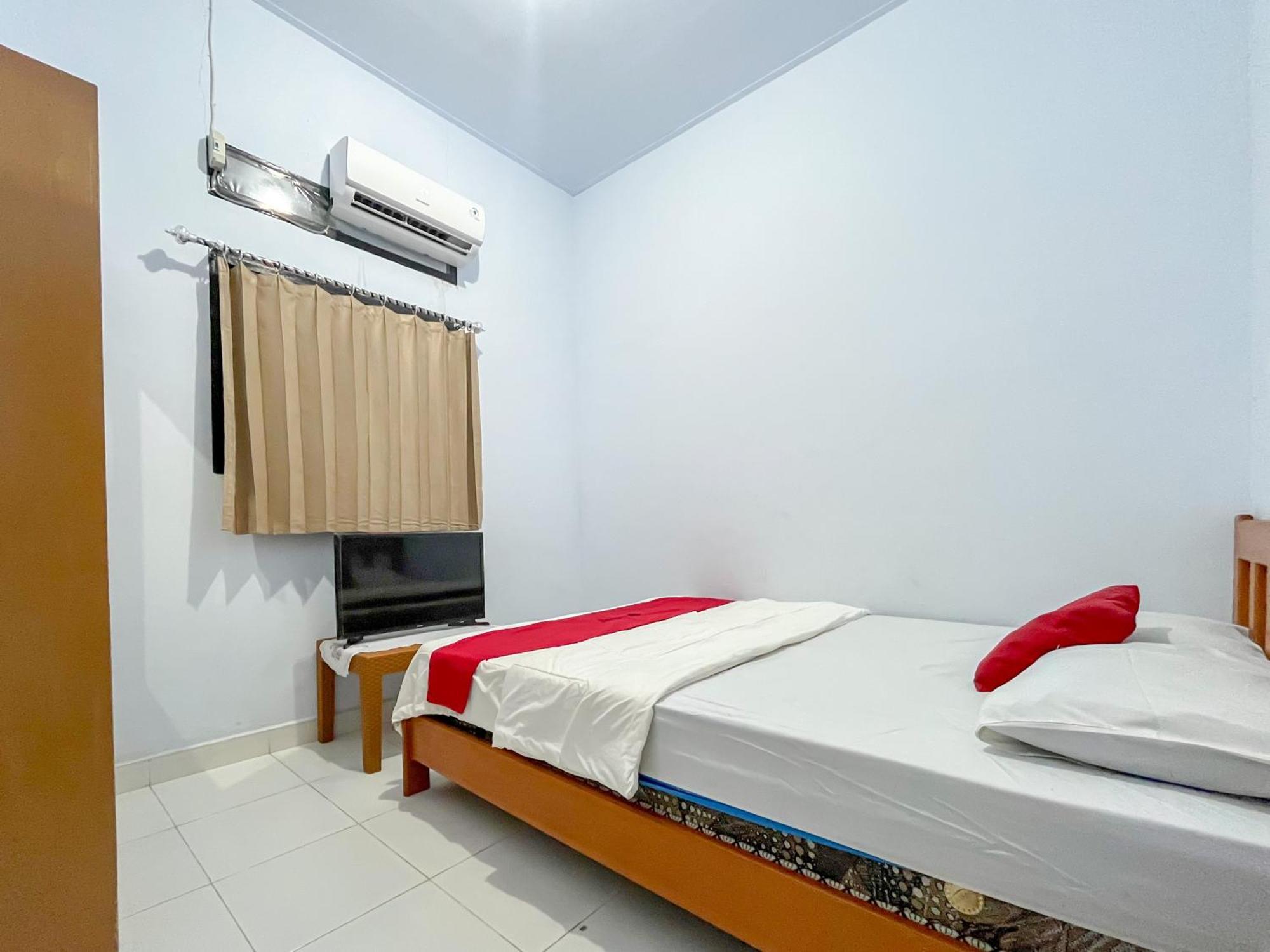 Reddoorz Syariah At Home Ampana Guest House Ampana Kota エクステリア 写真