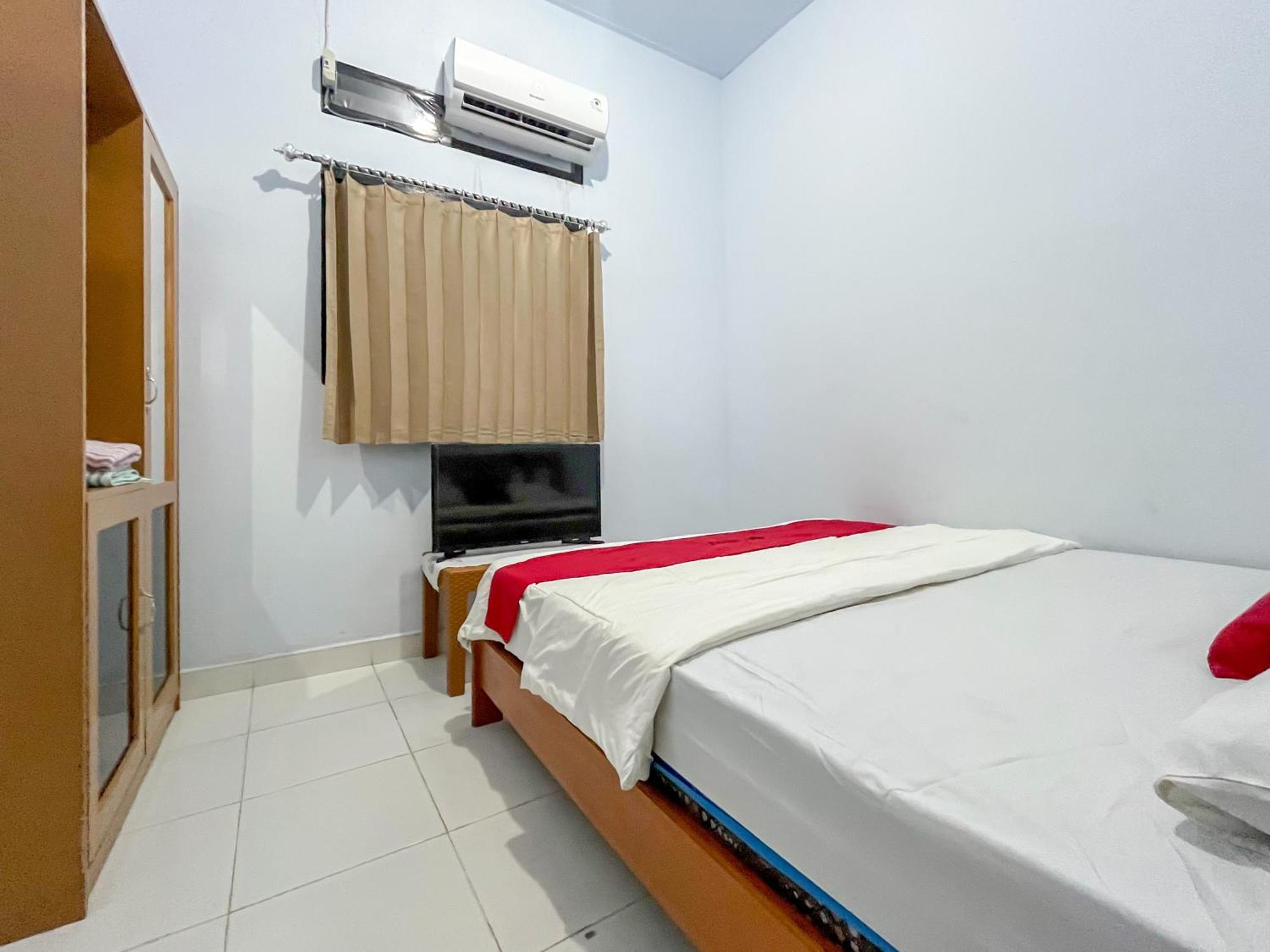 Reddoorz Syariah At Home Ampana Guest House Ampana Kota エクステリア 写真