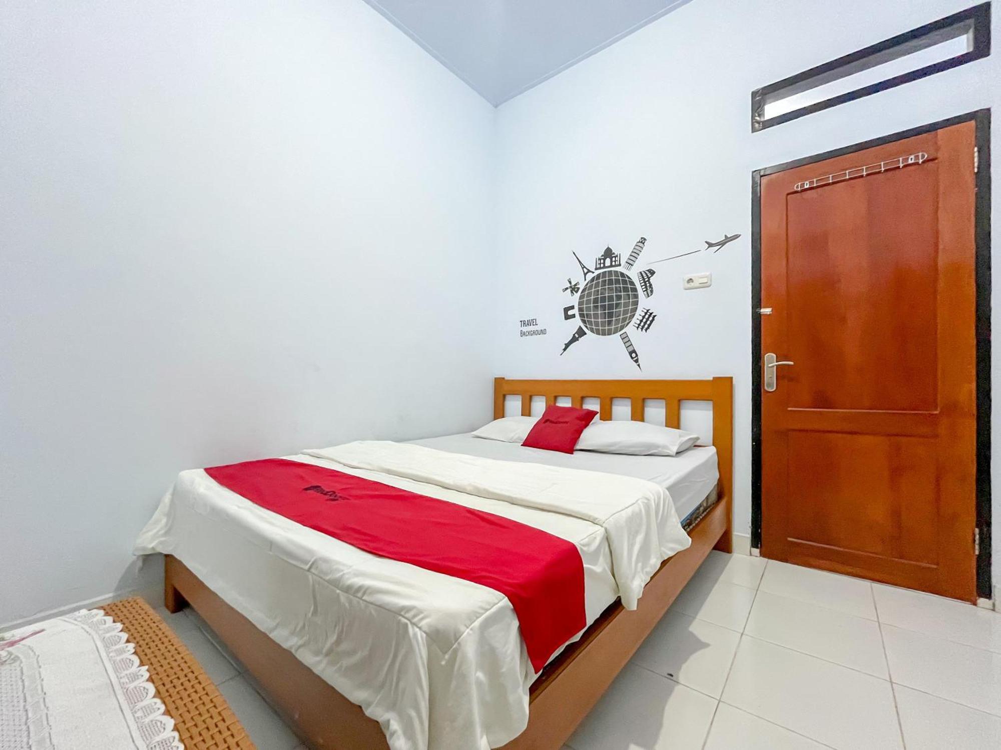 Reddoorz Syariah At Home Ampana Guest House Ampana Kota エクステリア 写真