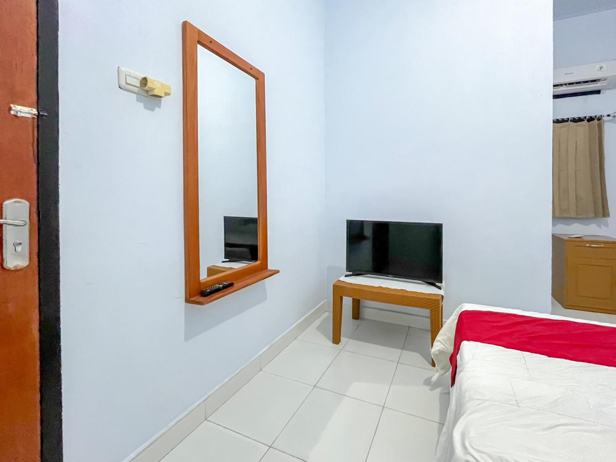 Reddoorz Syariah At Home Ampana Guest House Ampana Kota エクステリア 写真