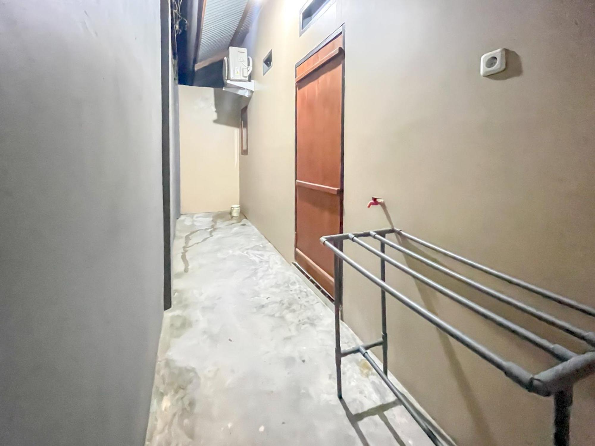 Reddoorz Syariah At Home Ampana Guest House Ampana Kota エクステリア 写真