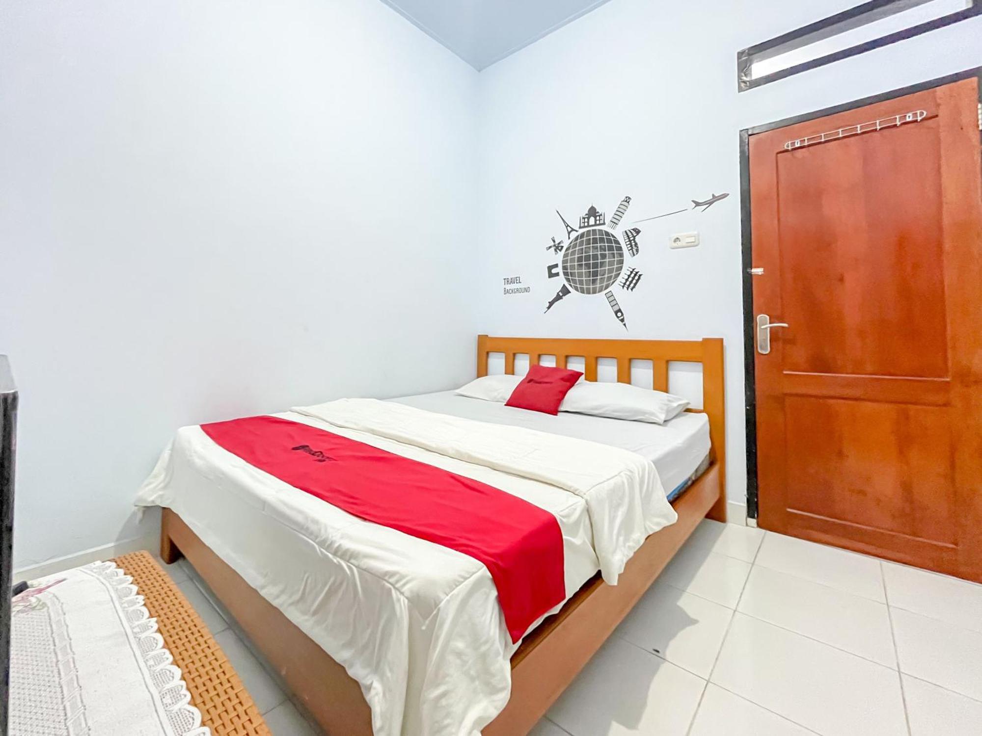 Reddoorz Syariah At Home Ampana Guest House Ampana Kota エクステリア 写真