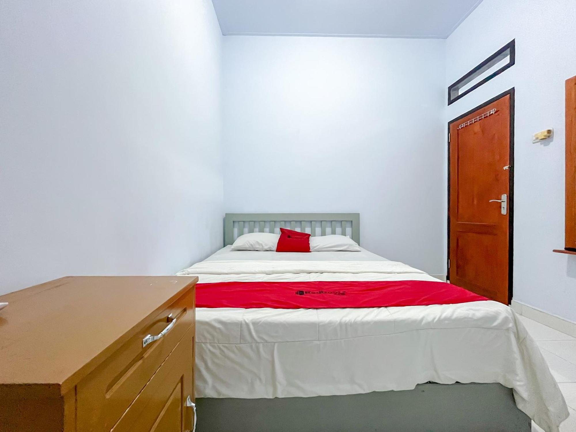Reddoorz Syariah At Home Ampana Guest House Ampana Kota エクステリア 写真