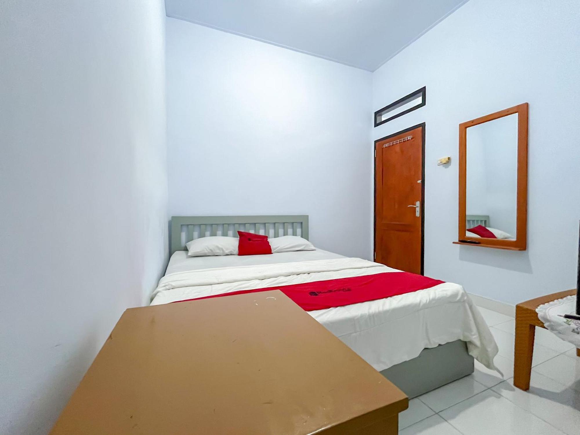 Reddoorz Syariah At Home Ampana Guest House Ampana Kota エクステリア 写真