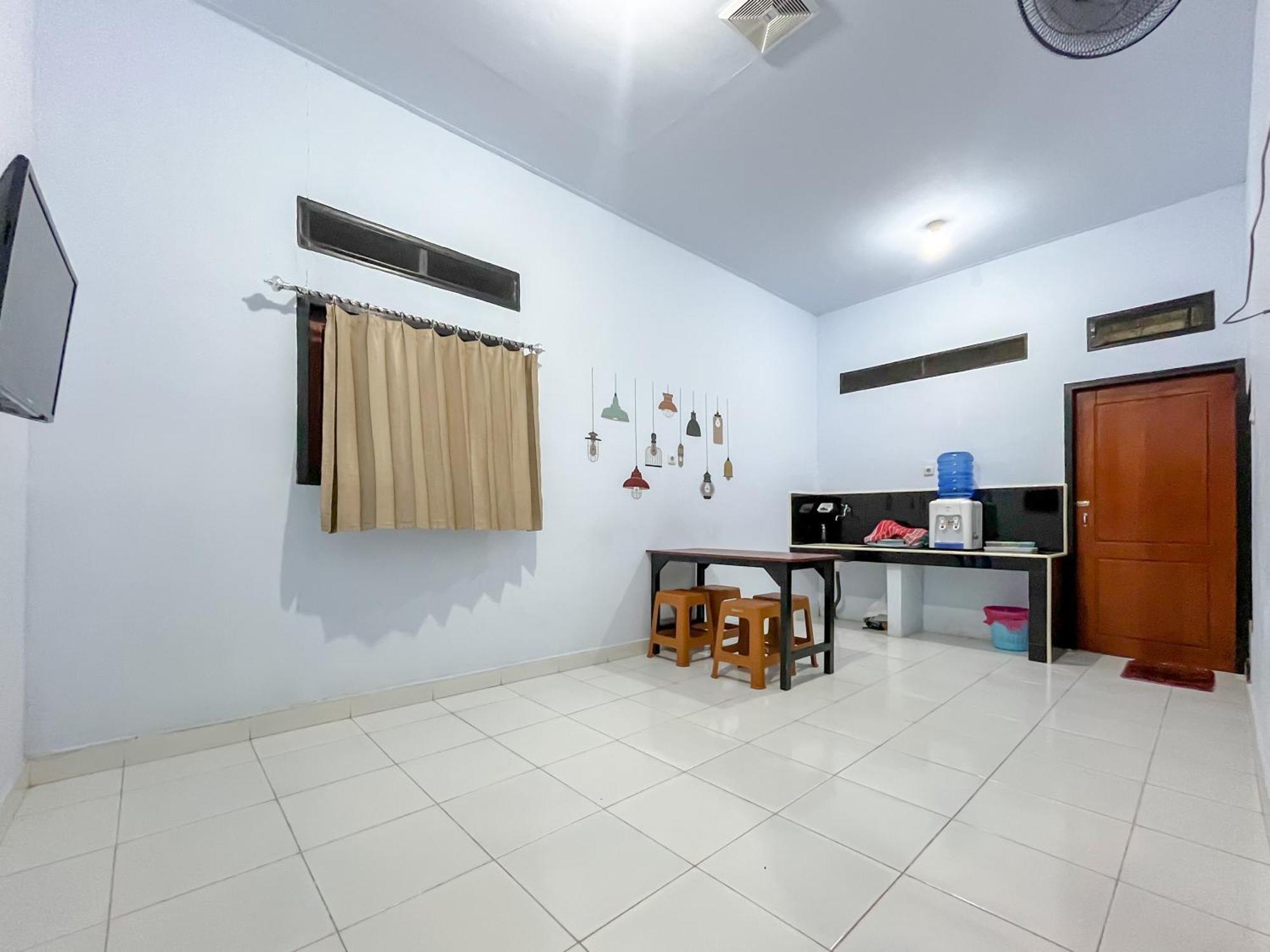 Reddoorz Syariah At Home Ampana Guest House Ampana Kota エクステリア 写真