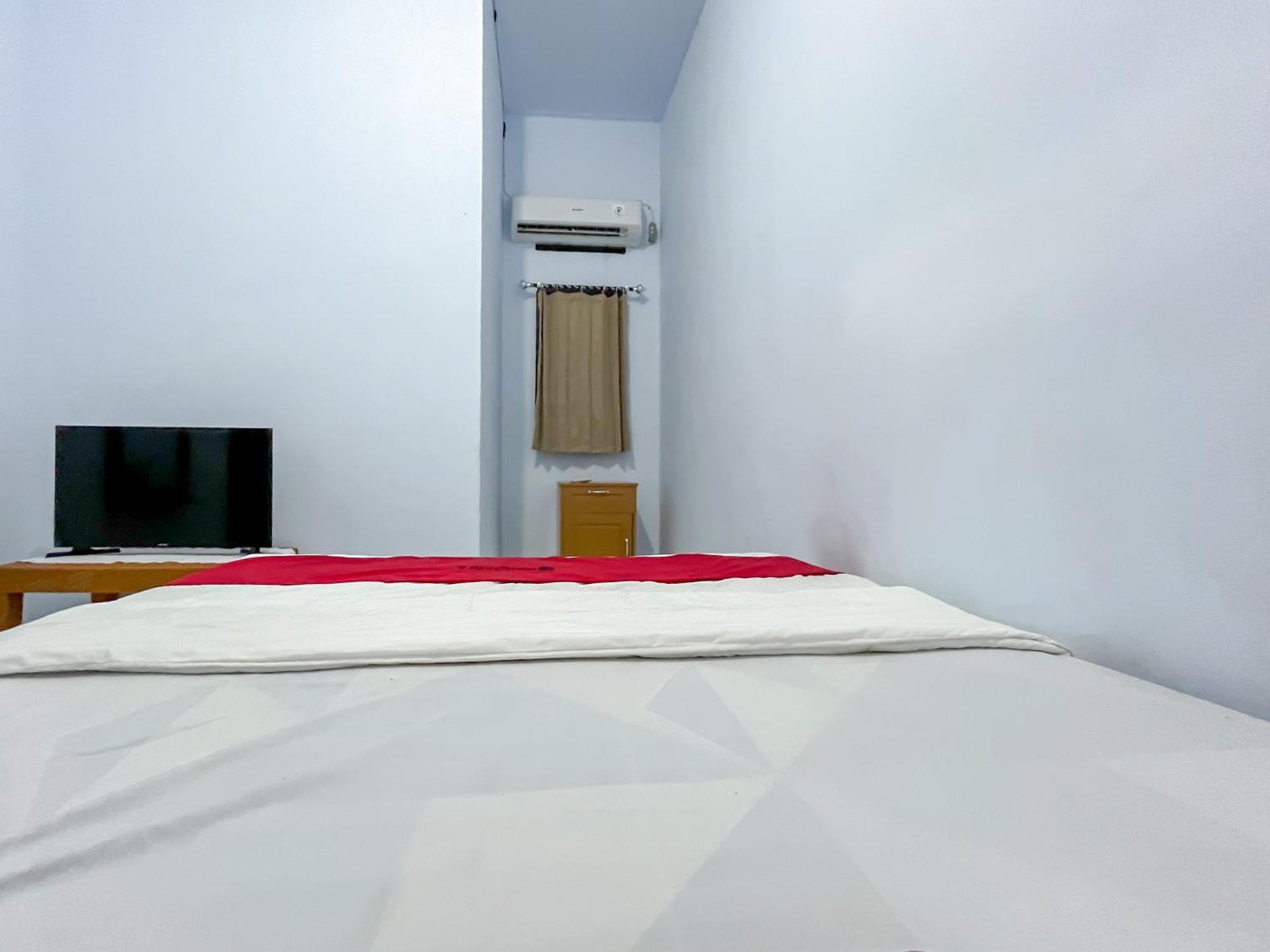 Reddoorz Syariah At Home Ampana Guest House Ampana Kota エクステリア 写真