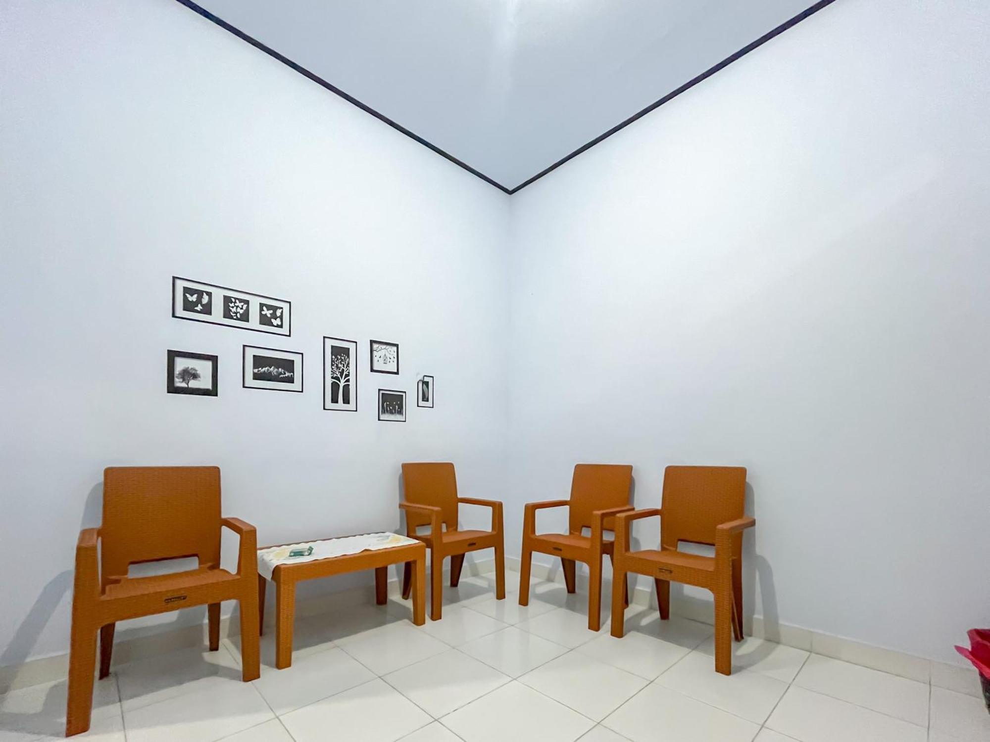 Reddoorz Syariah At Home Ampana Guest House Ampana Kota エクステリア 写真