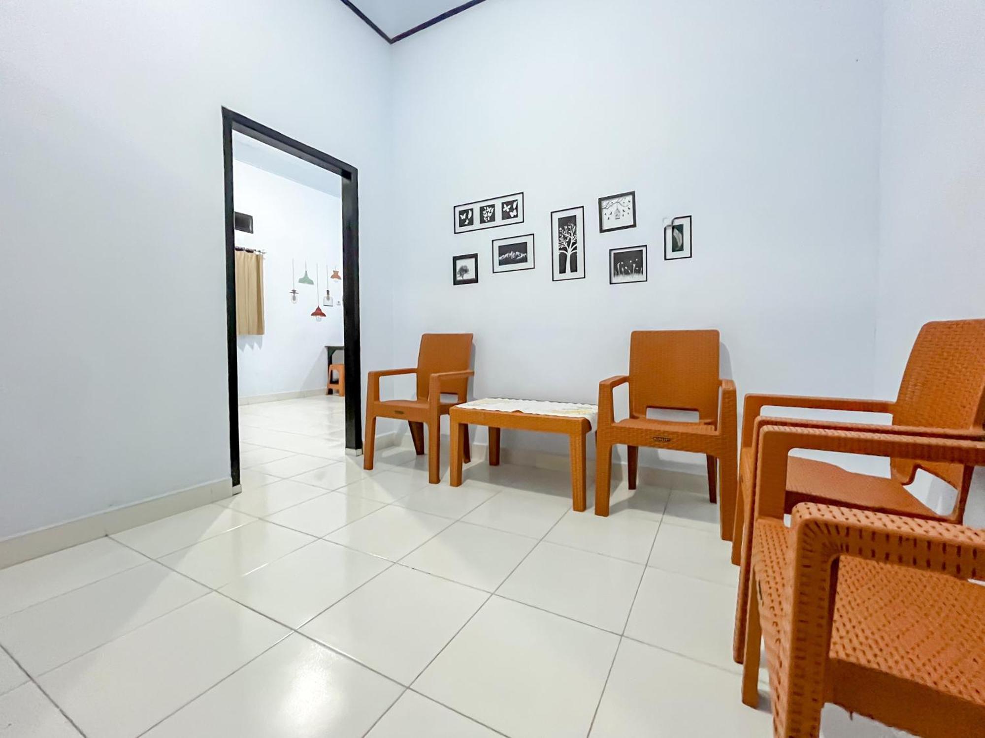 Reddoorz Syariah At Home Ampana Guest House Ampana Kota エクステリア 写真
