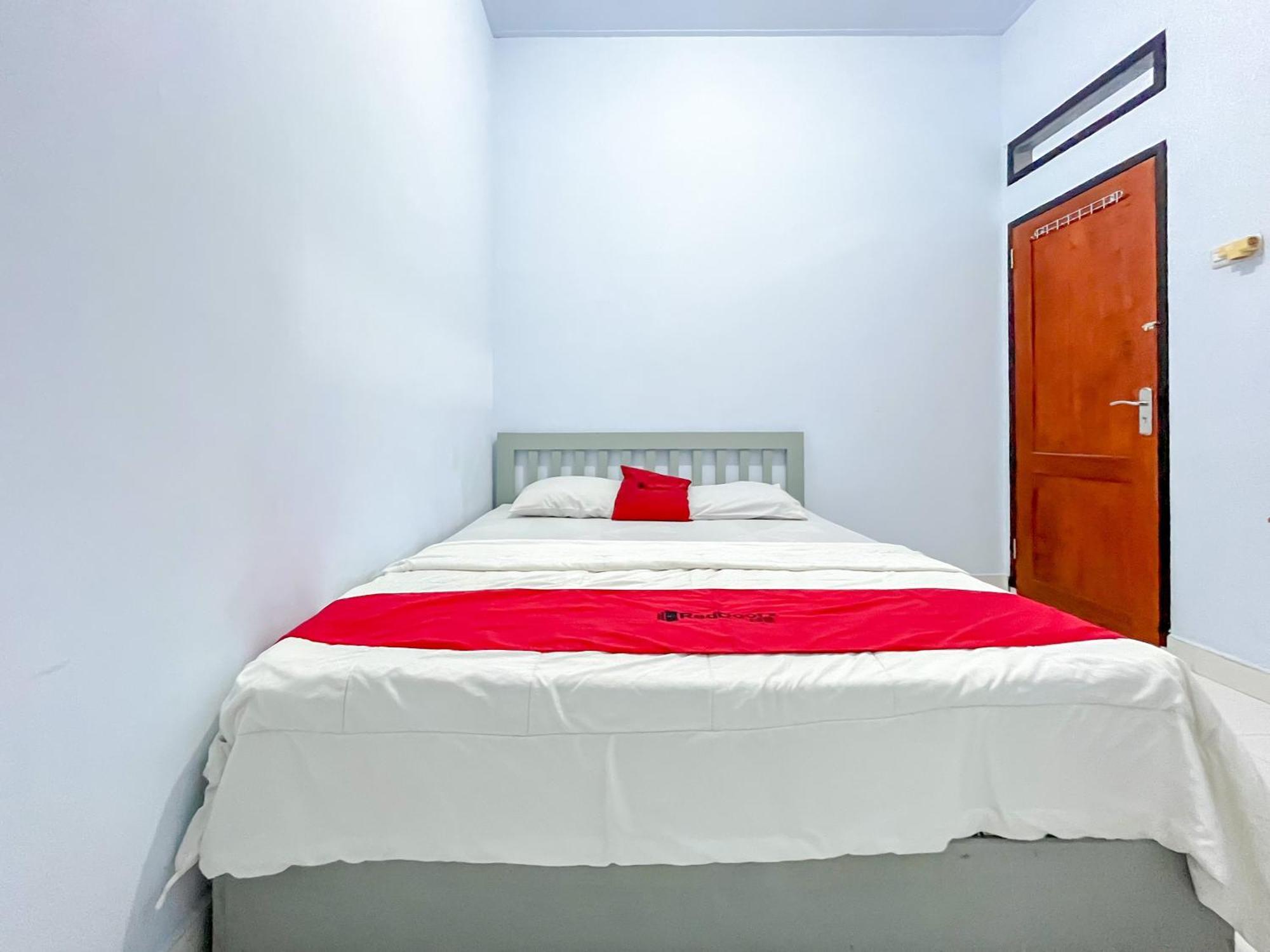 Reddoorz Syariah At Home Ampana Guest House Ampana Kota エクステリア 写真