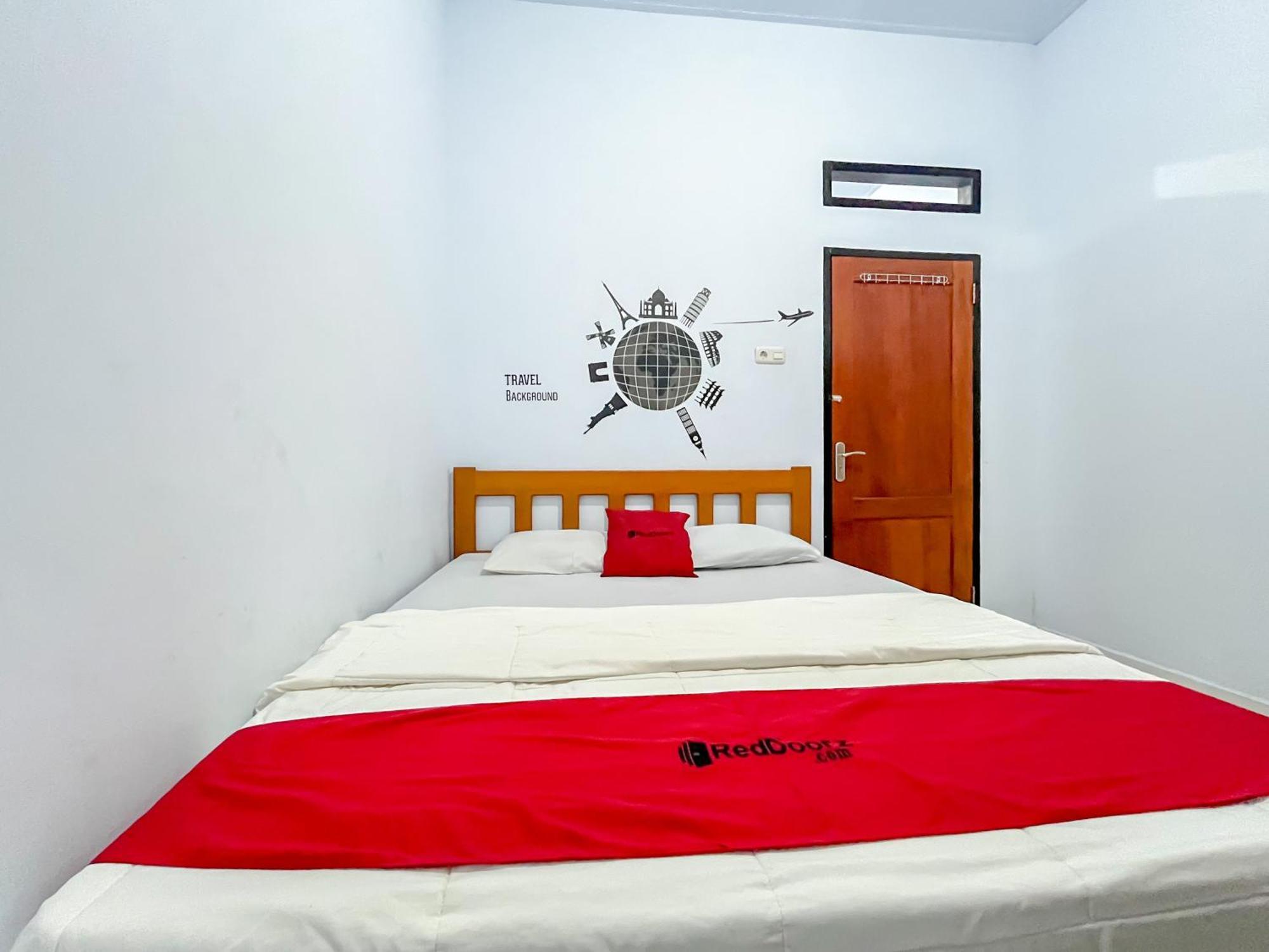 Reddoorz Syariah At Home Ampana Guest House Ampana Kota エクステリア 写真