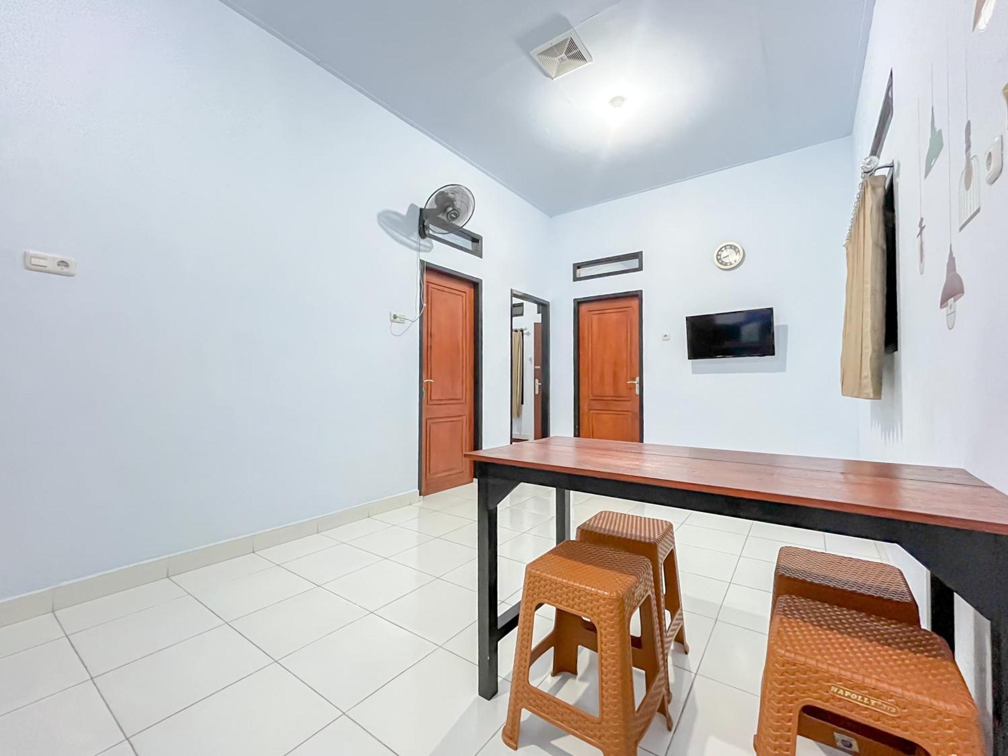 Reddoorz Syariah At Home Ampana Guest House Ampana Kota エクステリア 写真