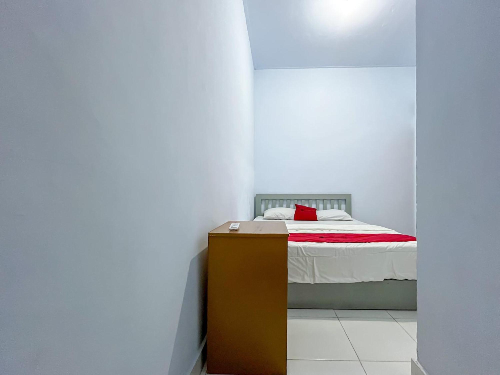 Reddoorz Syariah At Home Ampana Guest House Ampana Kota エクステリア 写真