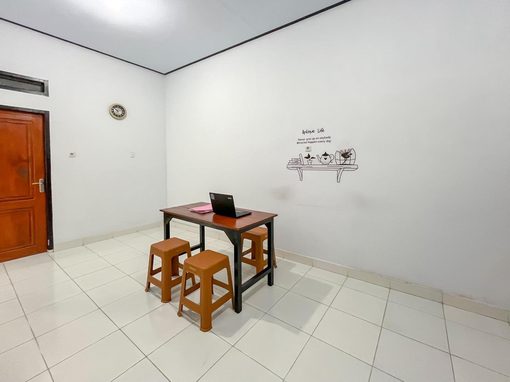 Reddoorz Syariah At Home Ampana Guest House Ampana Kota エクステリア 写真