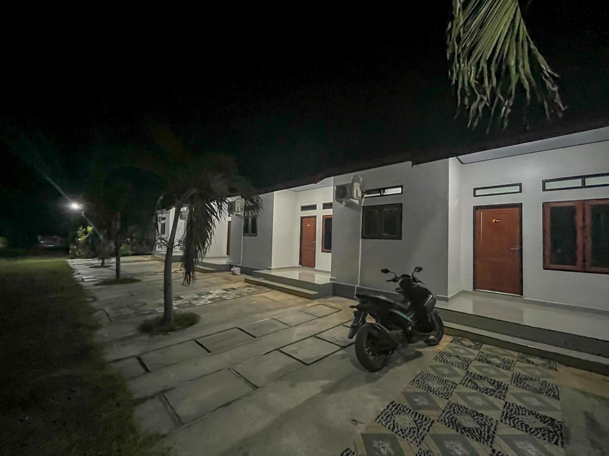 Reddoorz Syariah At Home Ampana Guest House Ampana Kota エクステリア 写真